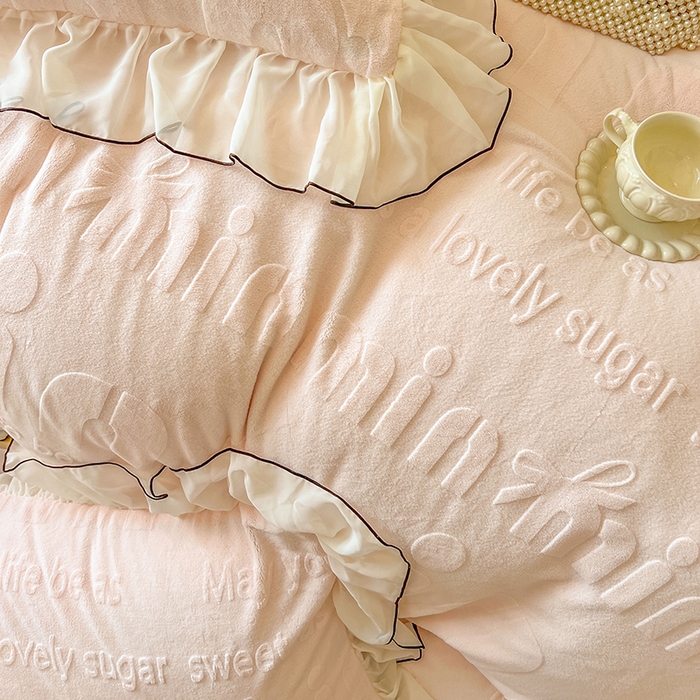 91家纺网 家纺一手货源 找家纺 亲亲公主 2025新款牛奶绒雕花保暖四件套-花恋 花恋-粉色