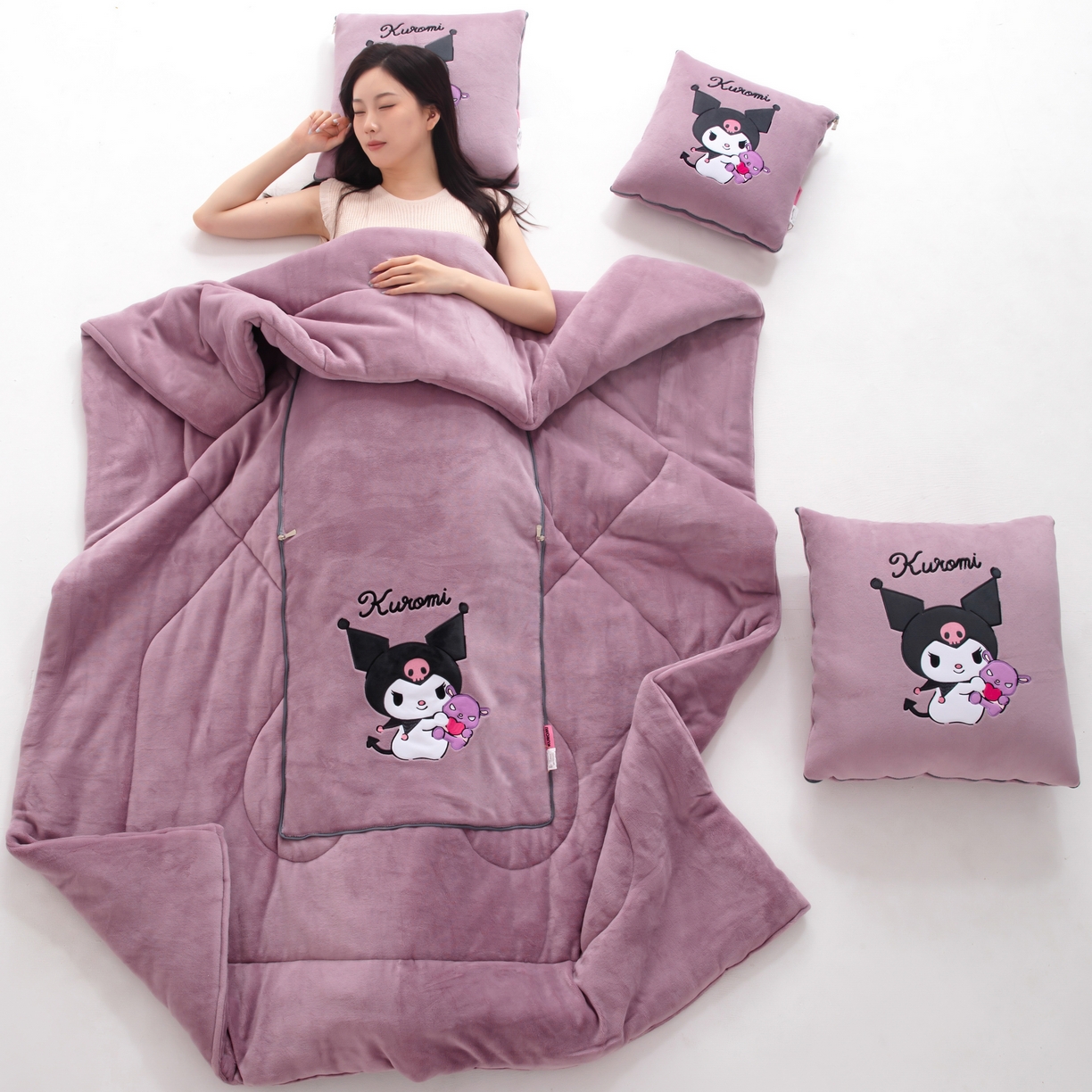 91家纺网 家纺一手货源 找家纺 2024新款三丽欧牛奶绒抱枕被 库洛米