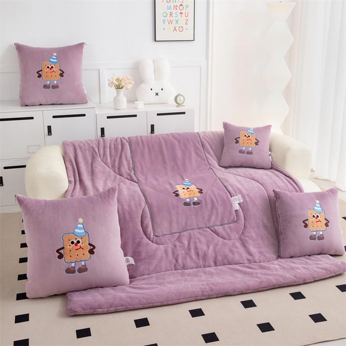 91家纺网 家纺一手货源 找家纺 2024新款牛奶绒动物乐园抱枕被 饼干宝宝