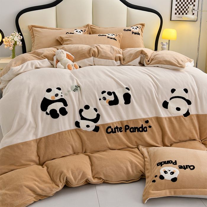 91家纺网 家纺一手货源 找家纺 一左一右 2024秋冬新款全消光高克重保暖加厚卡通拼接毛巾绣花牛奶绒四件套（提供买家秀） 熊猫集会-卡其驼