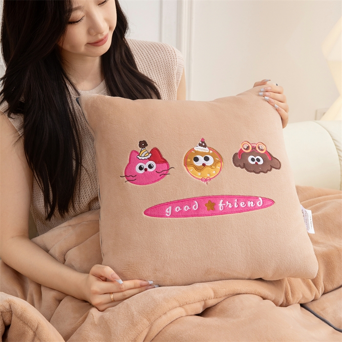 91家纺网 家纺一手货源 找家纺 2024新款牛奶绒动物乐园抱枕被 欢乐派对