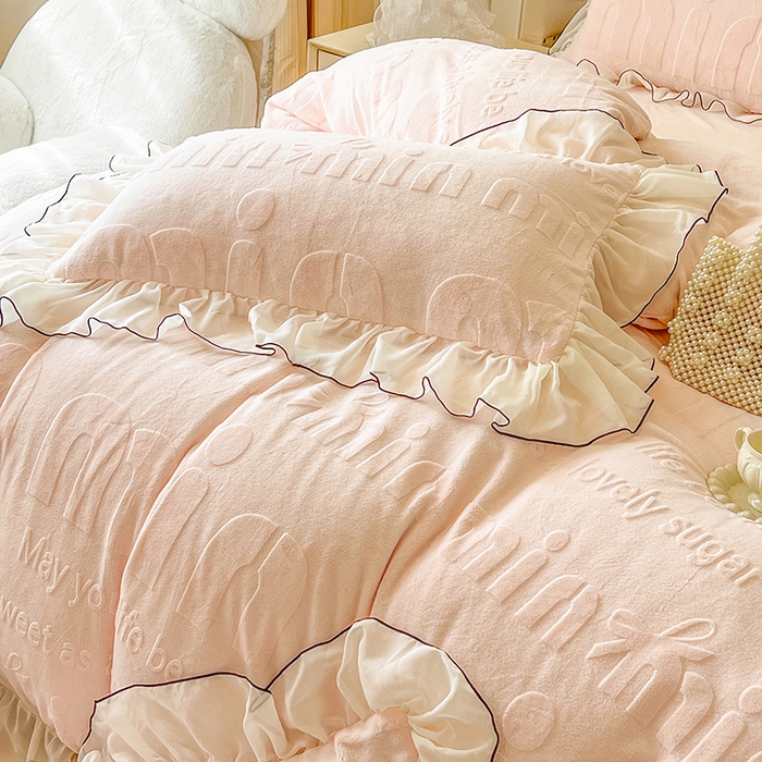 91家纺网 家纺一手货源 找家纺 亲亲公主 2025新款牛奶绒雕花保暖四件套-花恋 花恋-粉色