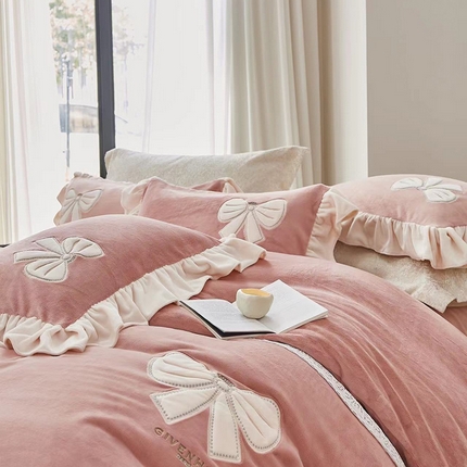 91家纺网 家纺一手货源 找家纺 2024新款甜美风加厚牛奶绒四件套-CoCo小姐 Coco小姐 豆沙粉