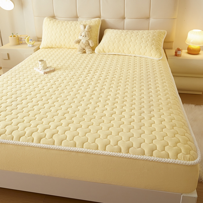 91家纺网 家纺一手货源 找家纺 雪云美 2024冬季新款加厚牛奶绒夹棉床笠三件套A类大豆床垫保护套纯色 牛奶绒--浅黄