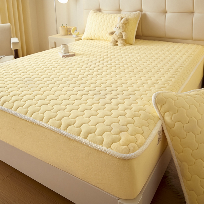 91家纺网 家纺一手货源 找家纺 雪云美 2024冬季新款加厚牛奶绒夹棉床笠三件套A类大豆床垫保护套纯色 牛奶绒--浅黄