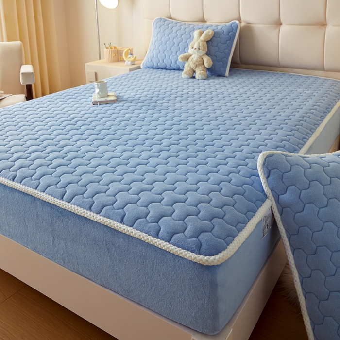 91家纺网 家纺一手货源 找家纺 雪云美 2024冬季新款加厚牛奶绒夹棉床笠三件套A类大豆床垫保护套纯色 牛奶绒--浅蓝