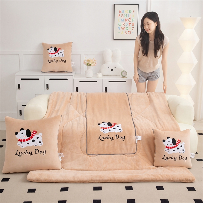 91家纺网 家纺一手货源 找家纺 2024新款牛奶绒动物乐园抱枕被 幸运崽崽