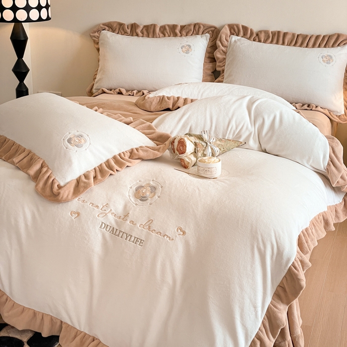 91家纺网 家纺一手货源 找家纺 露梦家纺 2025新款A类双面木耳花边加厚保暖牛奶绒刺绣款四件套-繁花系列（提供买家秀） 繁花-奶油白