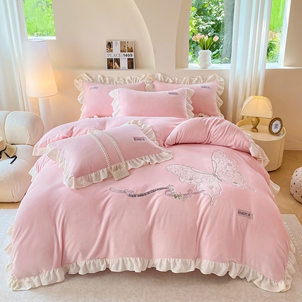 91家纺网 家纺一手货源 找家纺 （总）典曼家纺 2024新款高克重全消光牛奶绒蕾丝刺绣韩版花边四件套-蝶恋花（带包装）