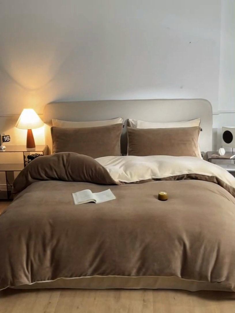 91家纺网 家纺一手货源 找家纺 凡客家居 2024新款A类加厚230克纯色双拼牛奶绒四件套 奶茶咖+奶咖