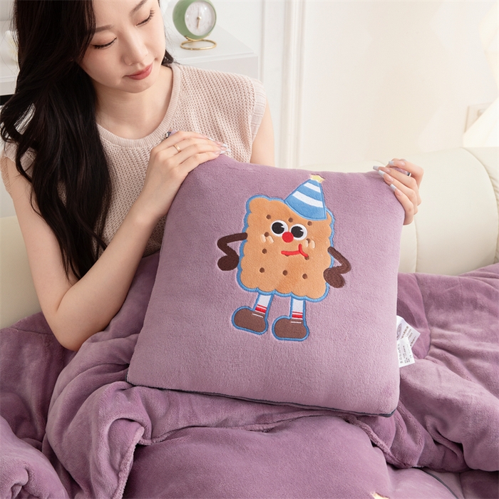 91家纺网 家纺一手货源 找家纺 2024新款牛奶绒动物乐园抱枕被 饼干宝宝