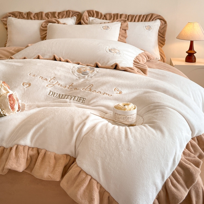 91家纺网 家纺一手货源 找家纺 露梦家纺 2025新款A类双面木耳花边加厚保暖牛奶绒刺绣款四件套-繁花系列（提供买家秀） 繁花-奶油白