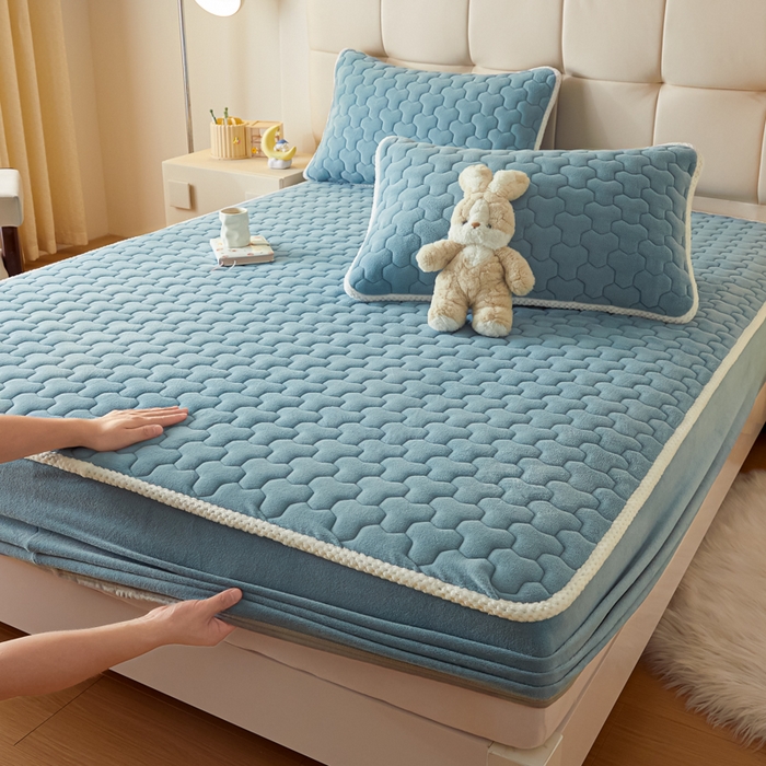 91家纺网 家纺一手货源 找家纺 雪云美 2024冬季新款加厚牛奶绒夹棉床笠三件套A类大豆床垫保护套纯色 牛奶绒-- 兰灰