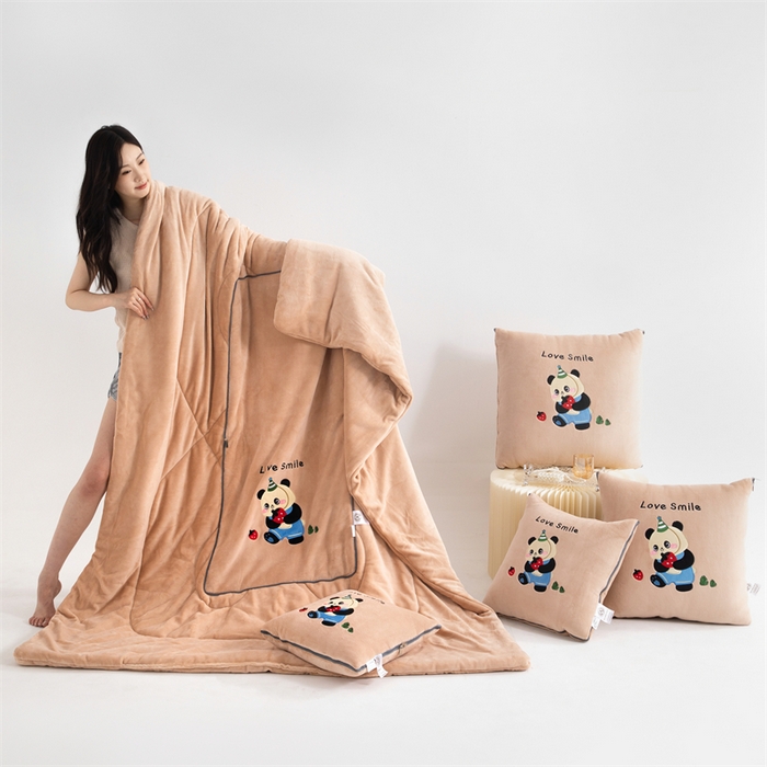 91家纺网 家纺一手货源 找家纺 2024新款牛奶绒动物乐园抱枕被 草莓熊猫