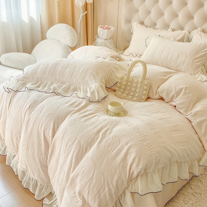 91家纺网 家纺一手货源 找家纺 亲亲公主 2025新款牛奶绒雕花保暖四件套-花恋 花恋-米色