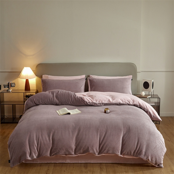 91家纺网 家纺一手货源 找家纺 凡客家居 2024新款A类加厚230克纯色双拼牛奶绒四件套 香芋紫+浅粉