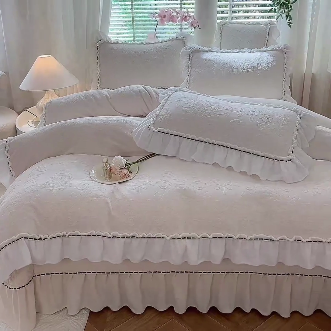 91家纺网 家纺一手货源 找家纺 花香四季家纺 2024新款牛奶绒荷叶花边夹棉单床盖-浪漫花语 浪漫花语-奶油白