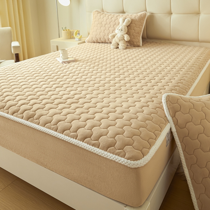 91家纺网 家纺一手货源 找家纺 雪云美 2024冬季新款加厚牛奶绒夹棉床笠三件套A类大豆床垫保护套纯色 牛奶绒--驼色