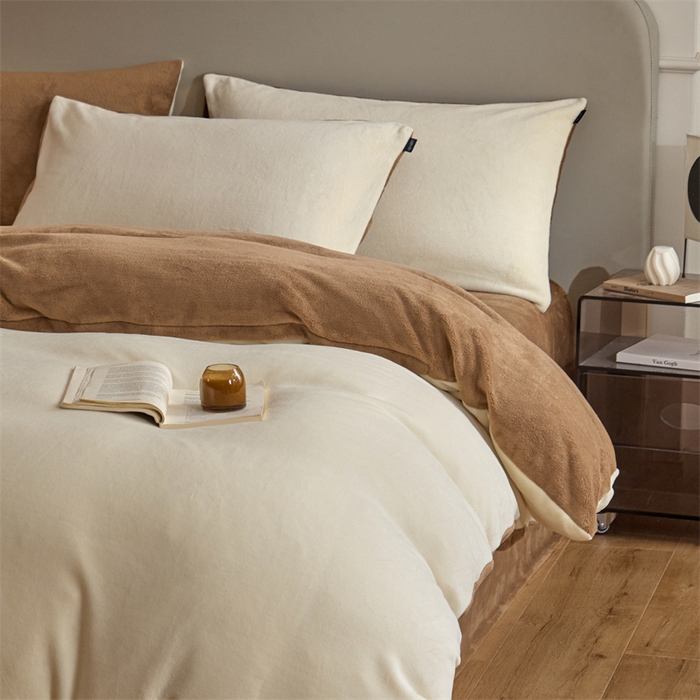 91家纺网 家纺一手货源 找家纺 凡客家居 2024新款A类加厚230克纯色双拼牛奶绒四件套 奶白+奶茶咖