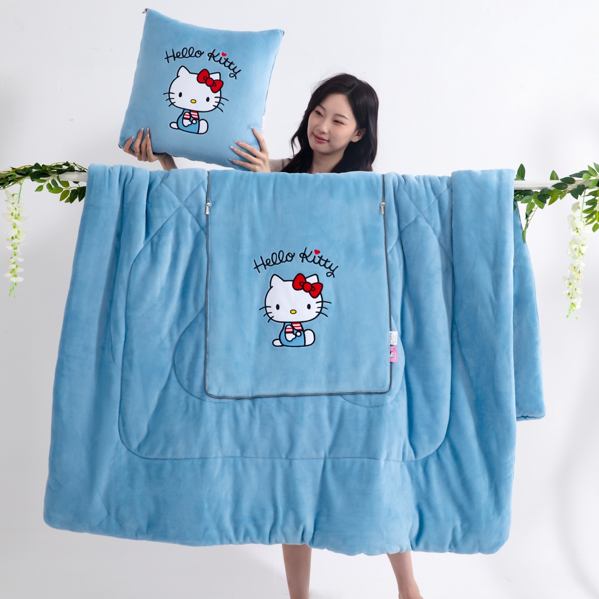 91家纺网 家纺一手货源 找家纺 2024新款三丽欧牛奶绒抱枕被 凯蒂猫