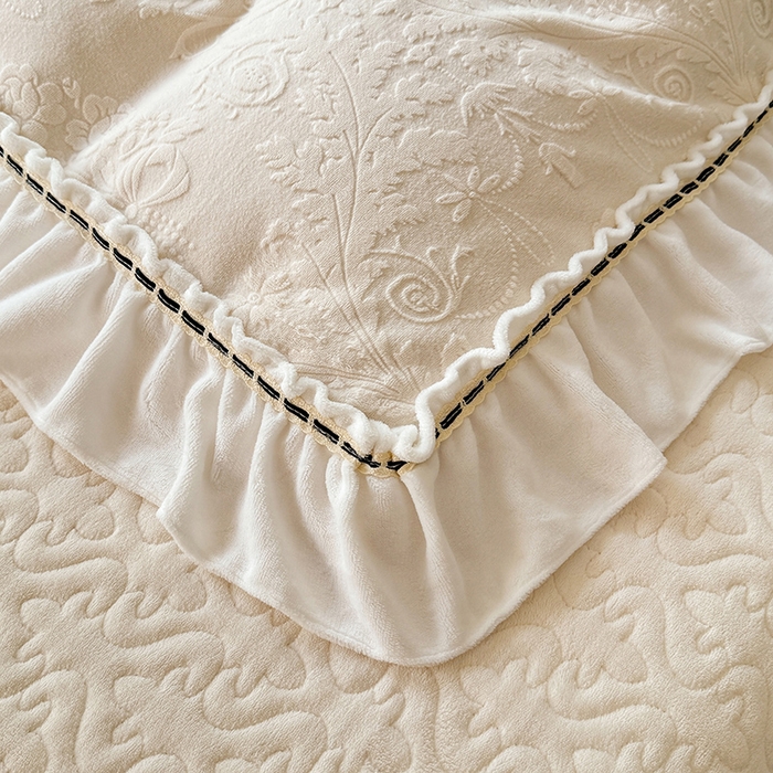 91家纺网 家纺一手货源 找家纺 花香四季家纺 2024新款牛奶绒荷叶花边夹棉单床盖-浪漫花语 浪漫花语-奶油白