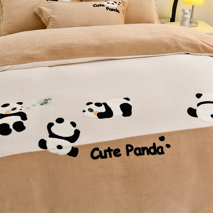 91家纺网 家纺一手货源 找家纺 一左一右 2024秋冬新款全消光高克重保暖加厚卡通拼接毛巾绣花牛奶绒四件套（提供买家秀） 熊猫集会-卡其驼