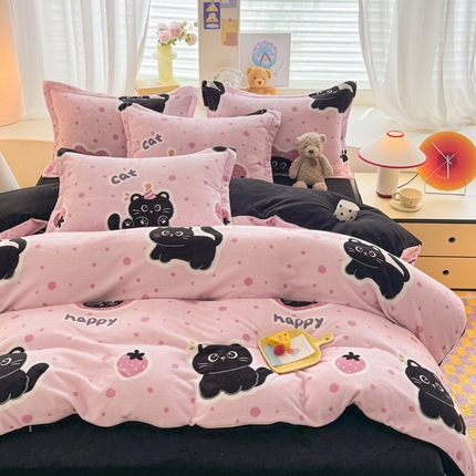 91家纺网 家纺一手货源 找家纺 逸尚阁 2024新款牛奶绒卡通印花单被套 小黑猫