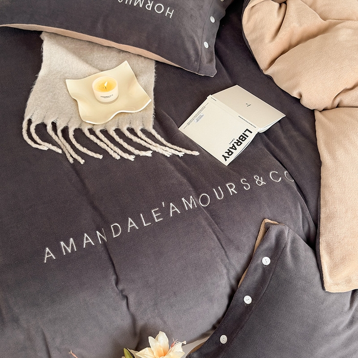 91家纺网 家纺一手货源 找家纺 潘朵拉家纺 2024新款字母绣花纯色系列牛奶绒四件套 穆斯 灰+咖