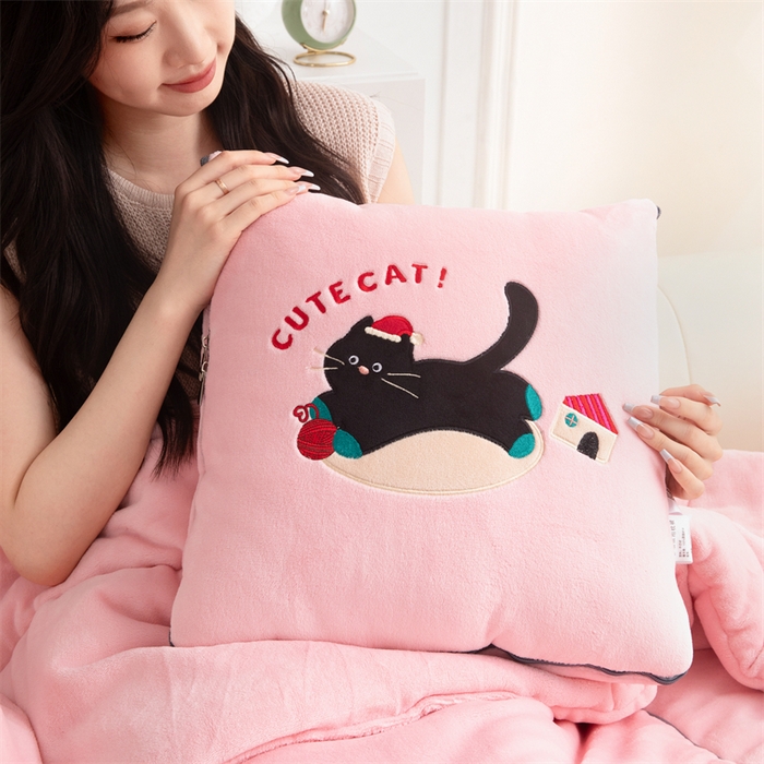 91家纺网 家纺一手货源 找家纺 2024新款牛奶绒动物乐园抱枕被 淘气猫咪