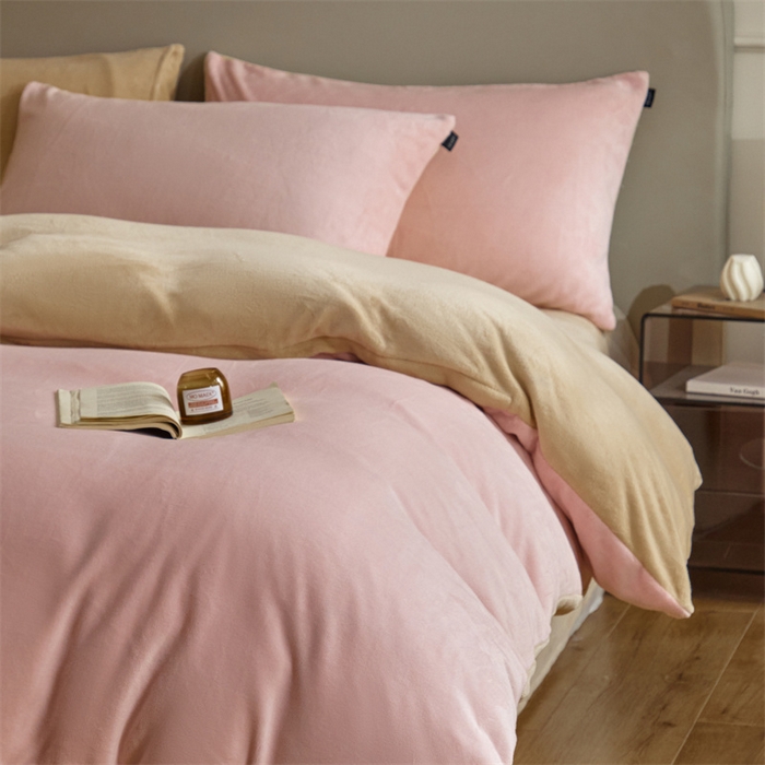 91家纺网 家纺一手货源 找家纺 凡客家居 2024新款A类加厚230克纯色双拼牛奶绒四件套 奶油粉+奶咖