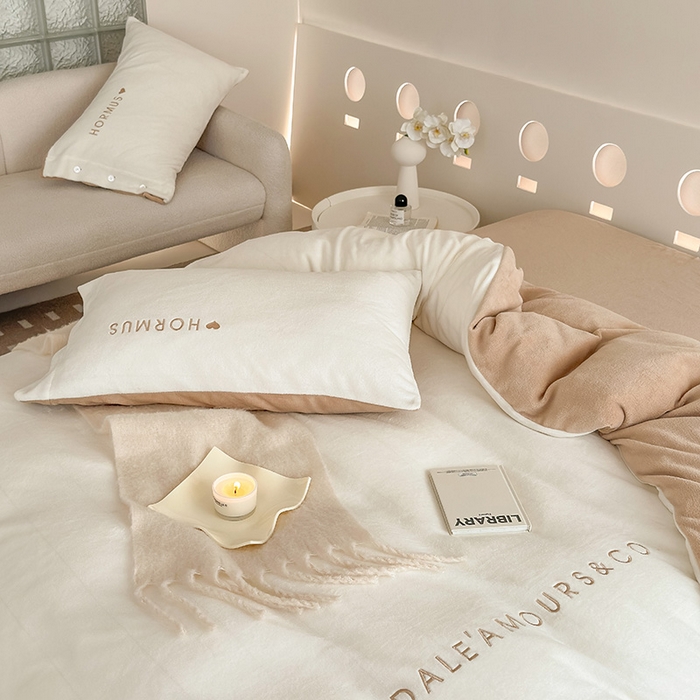 91家纺网 家纺一手货源 找家纺 潘朵拉家纺 2024新款字母绣花纯色系列牛奶绒四件套 穆斯 白+咖