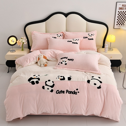 一左一右 2024秋冬新款全消光高克重保暖加厚卡通拼接毛巾绣花牛奶绒四件套（提供买家秀） 熊猫集会-仲夏粉