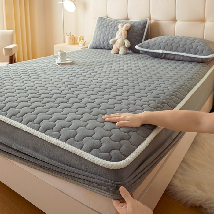 91家纺网 家纺一手货源 找家纺 雪云美 2024冬季新款加厚牛奶绒夹棉床笠三件套A类大豆床垫保护套纯色 牛奶绒--帝灰