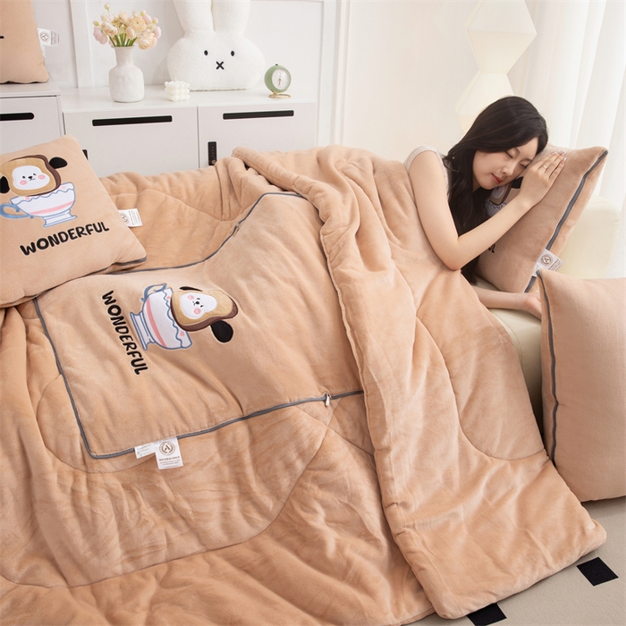 91家纺网 家纺一手货源 找家纺 2024新款牛奶绒动物乐园抱枕被 杯子幼崽