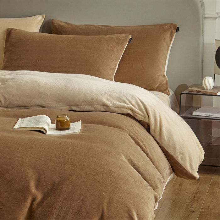 91家纺网 家纺一手货源 找家纺 凡客家居 2024新款A类加厚230克纯色双拼牛奶绒四件套 奶茶咖+奶咖