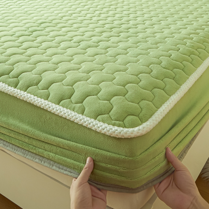 91家纺网 家纺一手货源 找家纺 雪云美 2024冬季新款加厚牛奶绒夹棉床笠三件套A类大豆床垫保护套纯色 牛奶绒--果绿