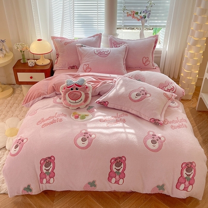 91家纺网 家纺一手货源 找家纺 妖妖家纺 2024新款加厚雪花绒印花单品三件套四件套 香香草莓熊