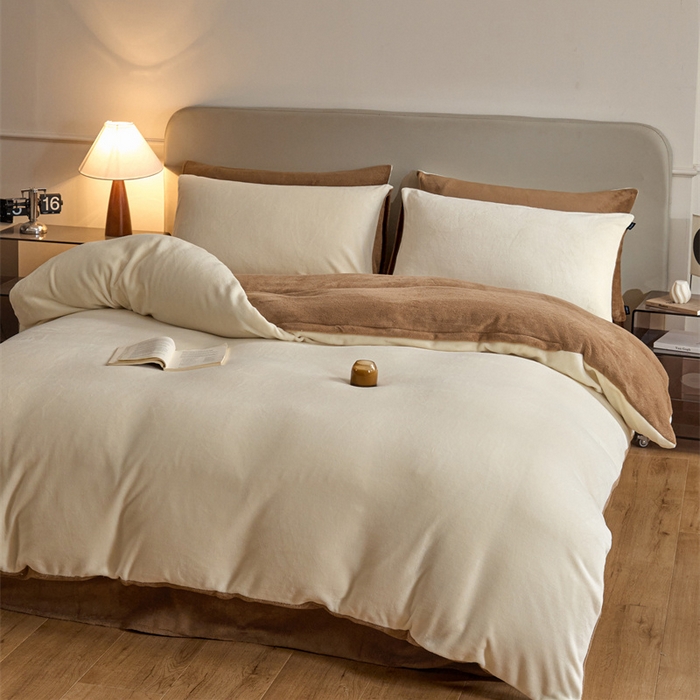 91家纺网 家纺一手货源 找家纺 凡客家居 2024新款A类加厚230克纯色双拼牛奶绒四件套 奶白+奶茶咖