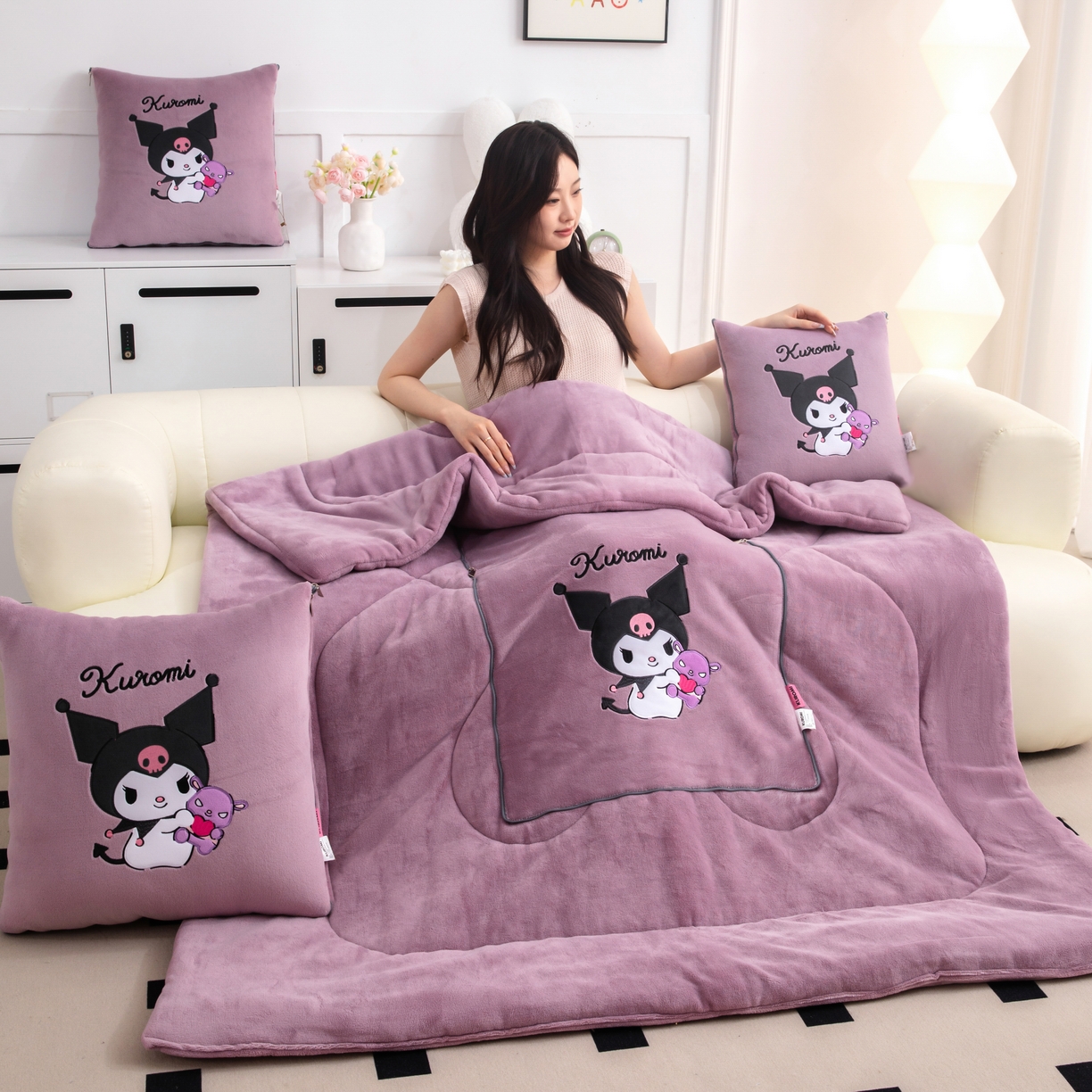 91家纺网 家纺一手货源 找家纺 2024新款三丽欧牛奶绒抱枕被 库洛米