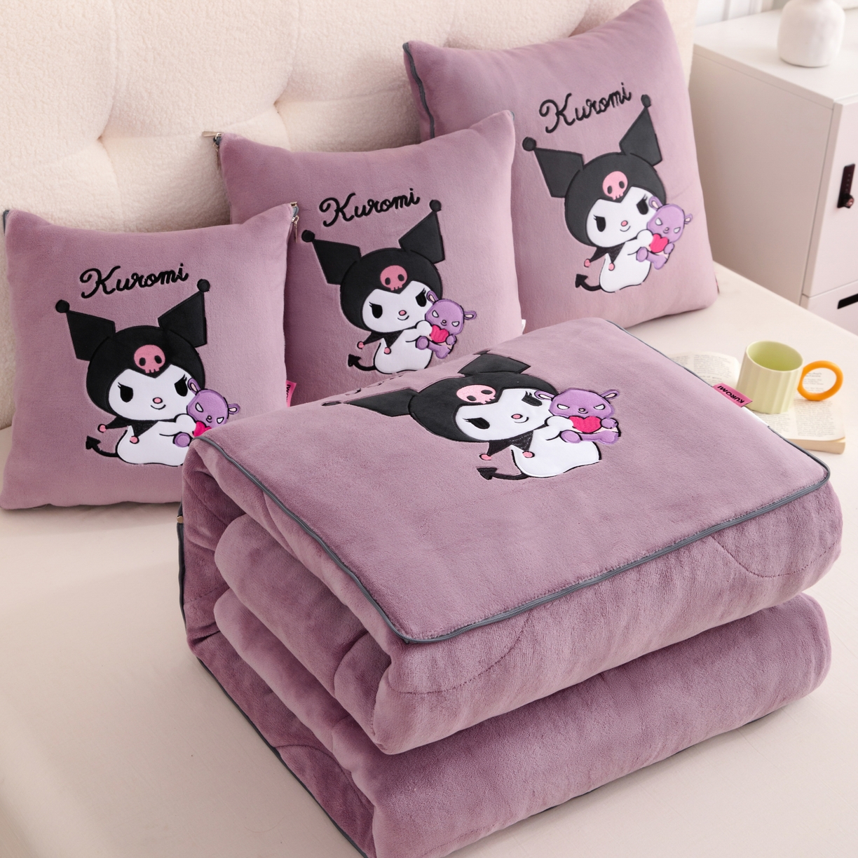 91家纺网 家纺一手货源 找家纺 2024新款三丽欧牛奶绒抱枕被 库洛米