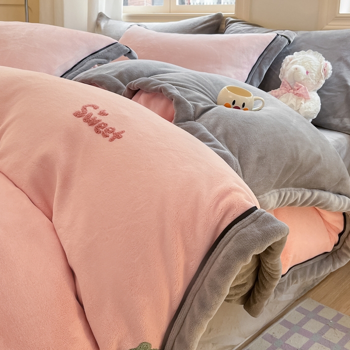 91家纺网 家纺一手货源 找家纺 2024新款毛巾绣牛奶绒四件套 草莓-浅灰