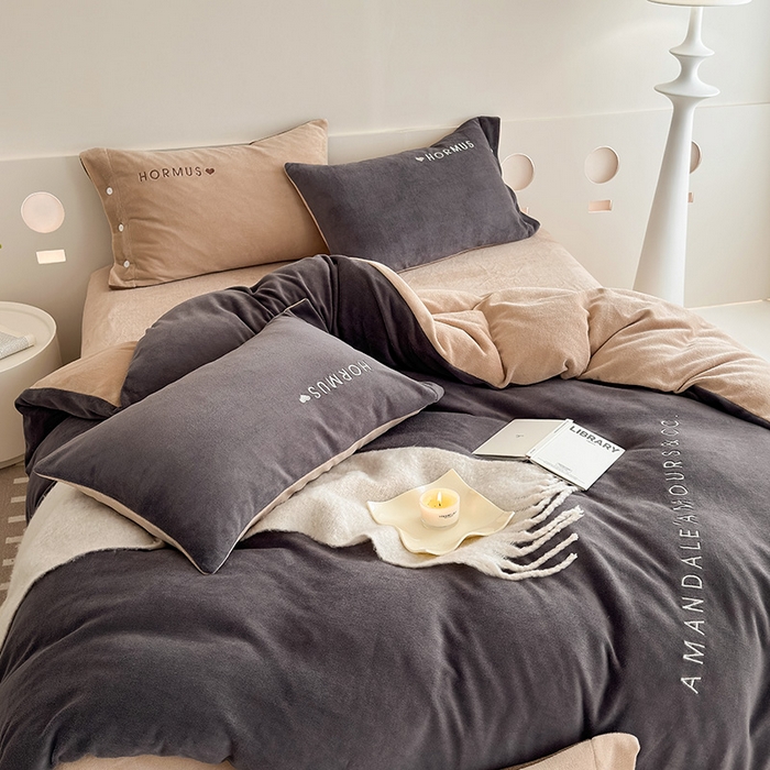 91家纺网 家纺一手货源 找家纺 潘朵拉家纺 2024新款字母绣花纯色系列牛奶绒四件套 穆斯 灰+咖