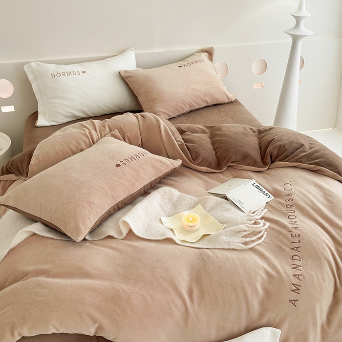 91家纺网 家纺一手货源 找家纺 潘朵拉家纺 2024新款字母绣花纯色系列牛奶绒四件套 穆斯 曲奇咖