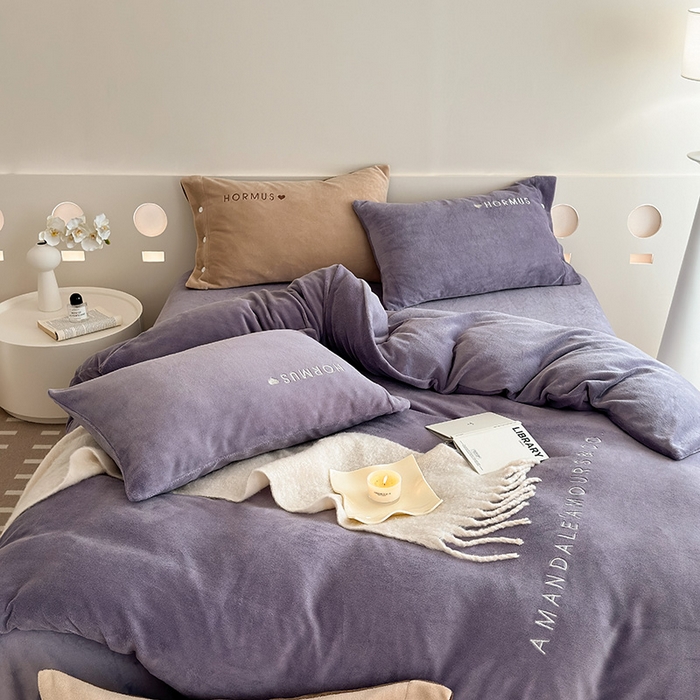 91家纺网 家纺一手货源 找家纺 潘朵拉家纺 2024新款字母绣花纯色系列牛奶绒四件套 穆斯 莫奈紫