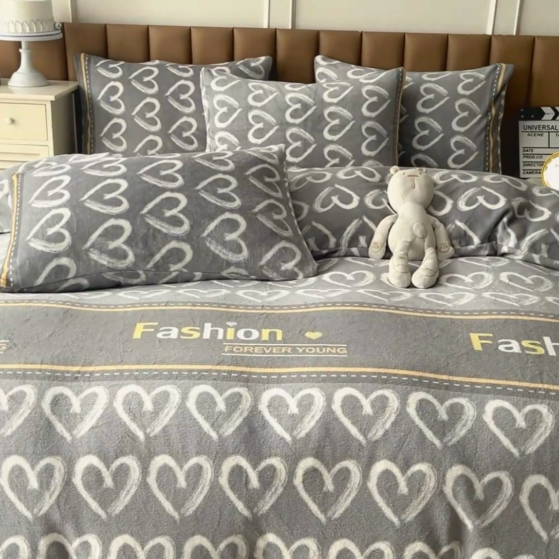 91家纺网 家纺一手货源 找家纺 乐居坊 2024新款高克重牛奶绒印花保暖四件套 巴赫旧约