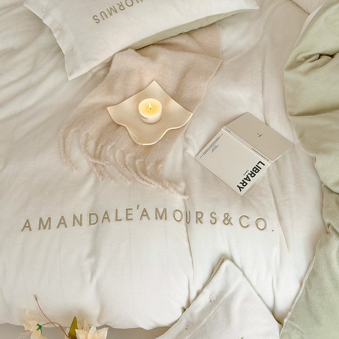 91家纺网 家纺一手货源 找家纺 潘朵拉家纺 2024新款字母绣花纯色系列牛奶绒四件套 穆斯 白+绿