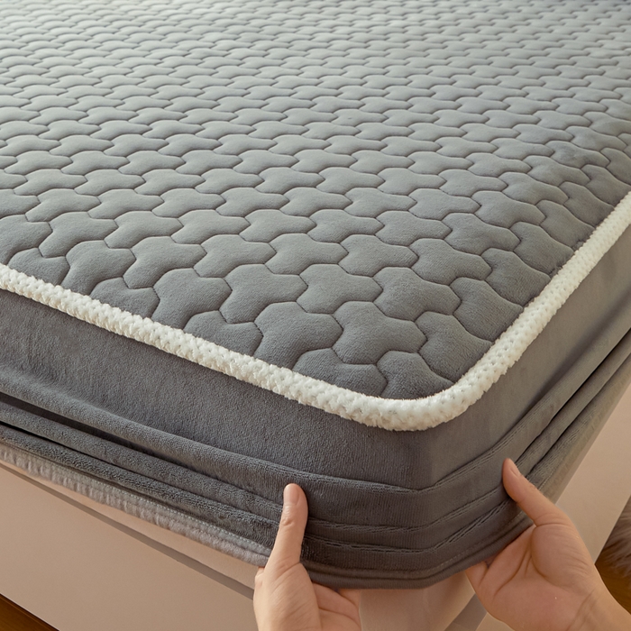 91家纺网 家纺一手货源 找家纺 （总）雪云美 2024冬季新款加厚牛奶绒夹棉床笠三件套A类大豆床垫保护套纯色