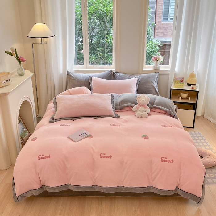 91家纺网 家纺一手货源 找家纺 2024新款毛巾绣牛奶绒四件套 草莓-浅灰