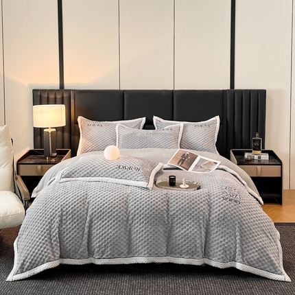 91家纺网 家纺一手货源 找家纺 （总）极简 2024新款牛奶绒雕花刺绣款四件套-棋盘格