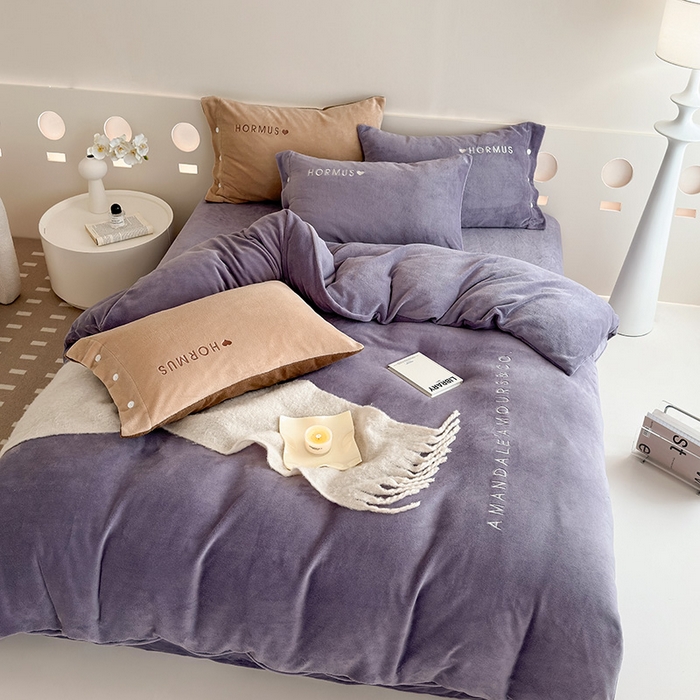 91家纺网 家纺一手货源 找家纺 潘朵拉家纺 2024新款字母绣花纯色系列牛奶绒四件套 穆斯 莫奈紫